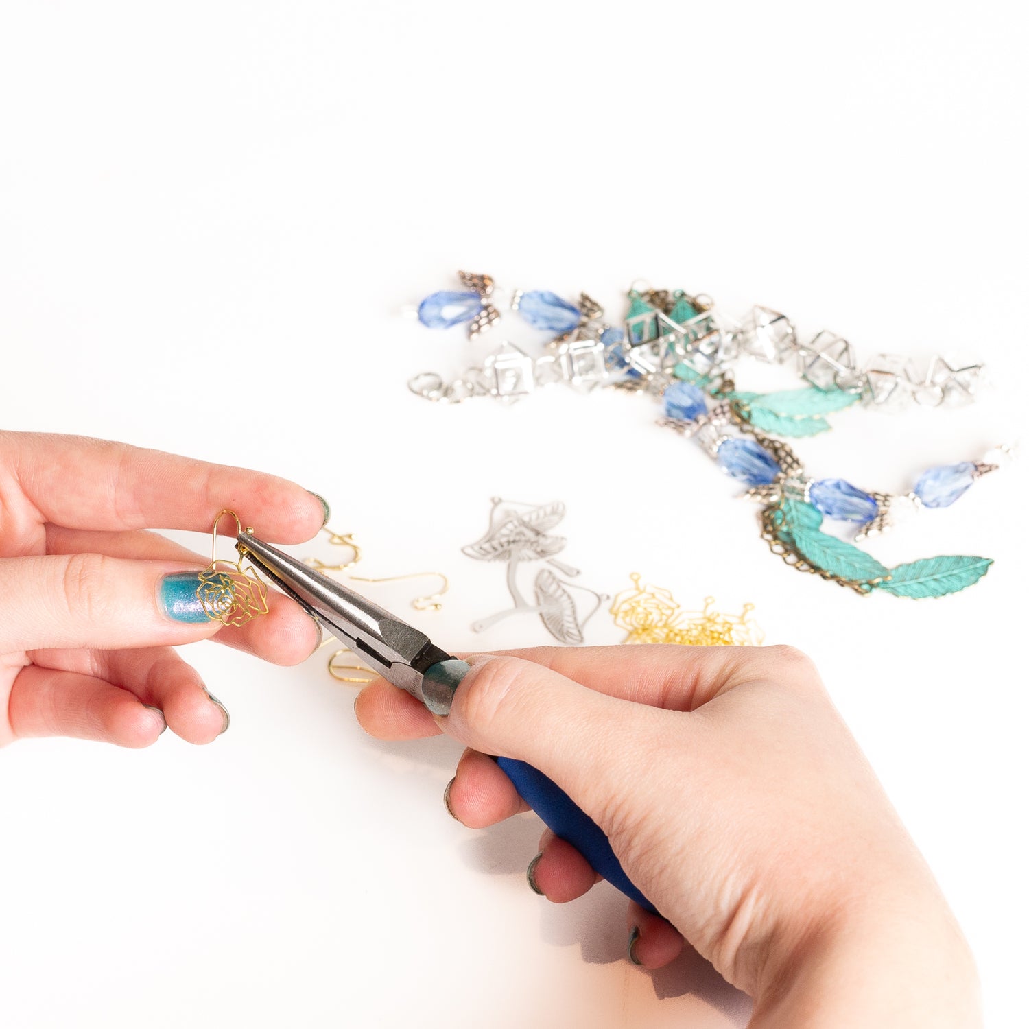 8/10 @ 1:00 - 4:00 Earring Bar Workshop Open House